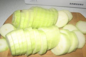 Dovlecei pane cu sos de usturoi a la Julie