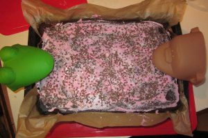 Prăjitură cu cacao și glazură de căpșuni