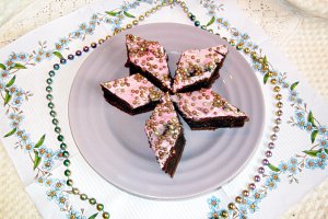 Prăjitură cu cacao și glazură de căpșuni
