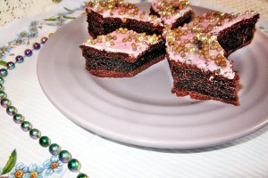 Prăjitură cu cacao și glazură de căpșuni