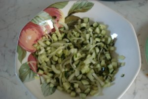 Salata de castraveti  cu rosii si ceapa