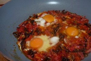 Oua pe pat de legume cu mortadela