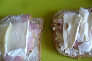 Sandvis  cald cu branza brie