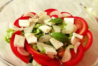 Salata cu branza milkana si busuioc