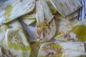 Rulouri de vinete cu branza brie