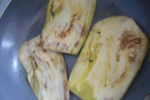Rulouri de vinete cu branza brie