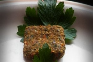Mini-bites din crakers cu legume si pasta de linte cu migdale