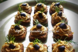Mini-bites din crakers cu legume si pasta de linte cu migdale
