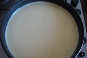 Crema de zahar ars pe pat de piscot
