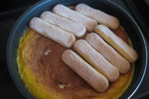 Crema de zahar ars pe pat de piscot