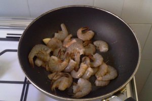 Calamari prajiti si creveti cu patrunjel