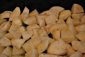 Cartofi la cuptor cu zacusca de vara si costita afumata