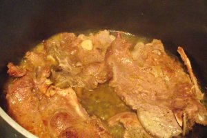 Ceafa de porc cu piure de cartofi si sos de rosii cu busuioc