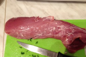 Muschiulet de porc in crusta de verdeturi la cuptor