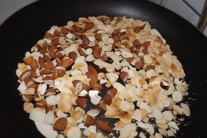 Prajitura rasturnata cu prune si migdale