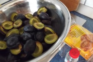 Prajitura rasturnata cu prune si migdale