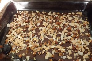 Prajitura rasturnata cu prune si migdale