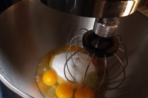 Prajitura rasturnata cu prune si migdale