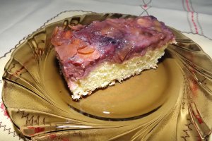 Prajitura rasturnata cu prune si migdale