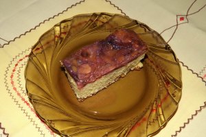 Prajitura rasturnata cu prune si migdale
