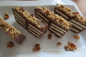 Ciocolata de casa cu biscuiti si crantz de nuci
