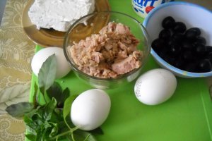 Mini quiche cu rosii si masline