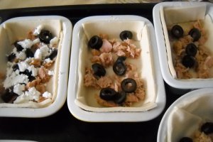 Mini quiche cu rosii si masline