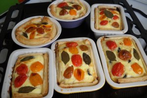 Mini quiche cu rosii si masline