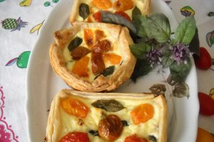 Mini quiche cu rosii si masline
