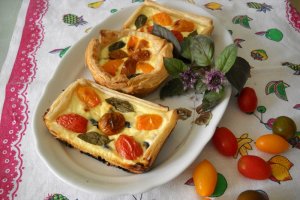 Mini quiche cu rosii si masline