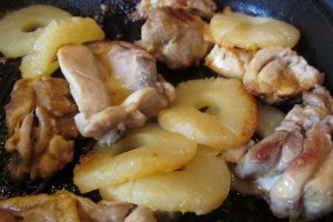 Pulpe de pui cu ananas și lapte de cocos