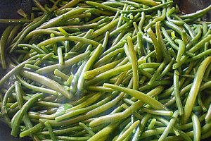 Fasole verde cu carnati uscati