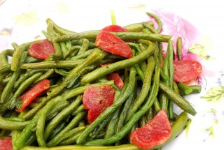 Fasole verde cu carnati uscati