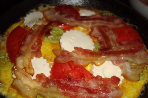Omleta cu bacon si miez de lapte