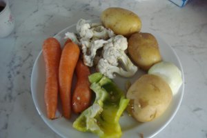 Rasol din piept de pui cu legume si cartofi natur
