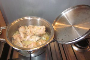 Pulpă de porc cu ceapă preparată în vasul Zepter