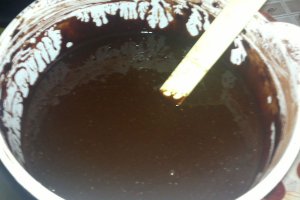 Tort cu crema si trandafiri de ciocolata