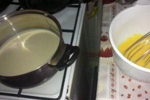 Tort cu crema si trandafiri de ciocolata