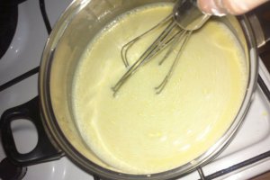 Tort cu crema si trandafiri de ciocolata