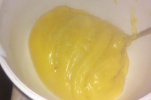 Tort cu crema si trandafiri de ciocolata
