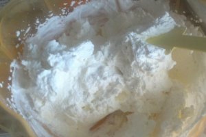 Tort cu crema si trandafiri de ciocolata