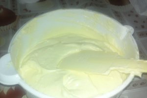 Tort cu crema si trandafiri de ciocolata
