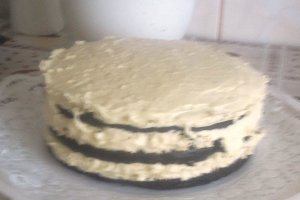 Tort cu crema si trandafiri de ciocolata
