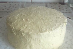 Tort cu crema si trandafiri de ciocolata