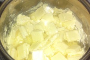 Tort cu crema si trandafiri de ciocolata