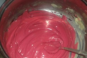 Tort cu crema si trandafiri de ciocolata