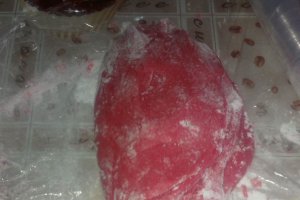 Tort cu crema si trandafiri de ciocolata