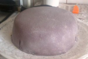 Tort cu crema si trandafiri de ciocolata