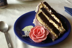 Tort cu crema si trandafiri de ciocolata