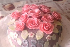Tort cu crema si trandafiri de ciocolata
